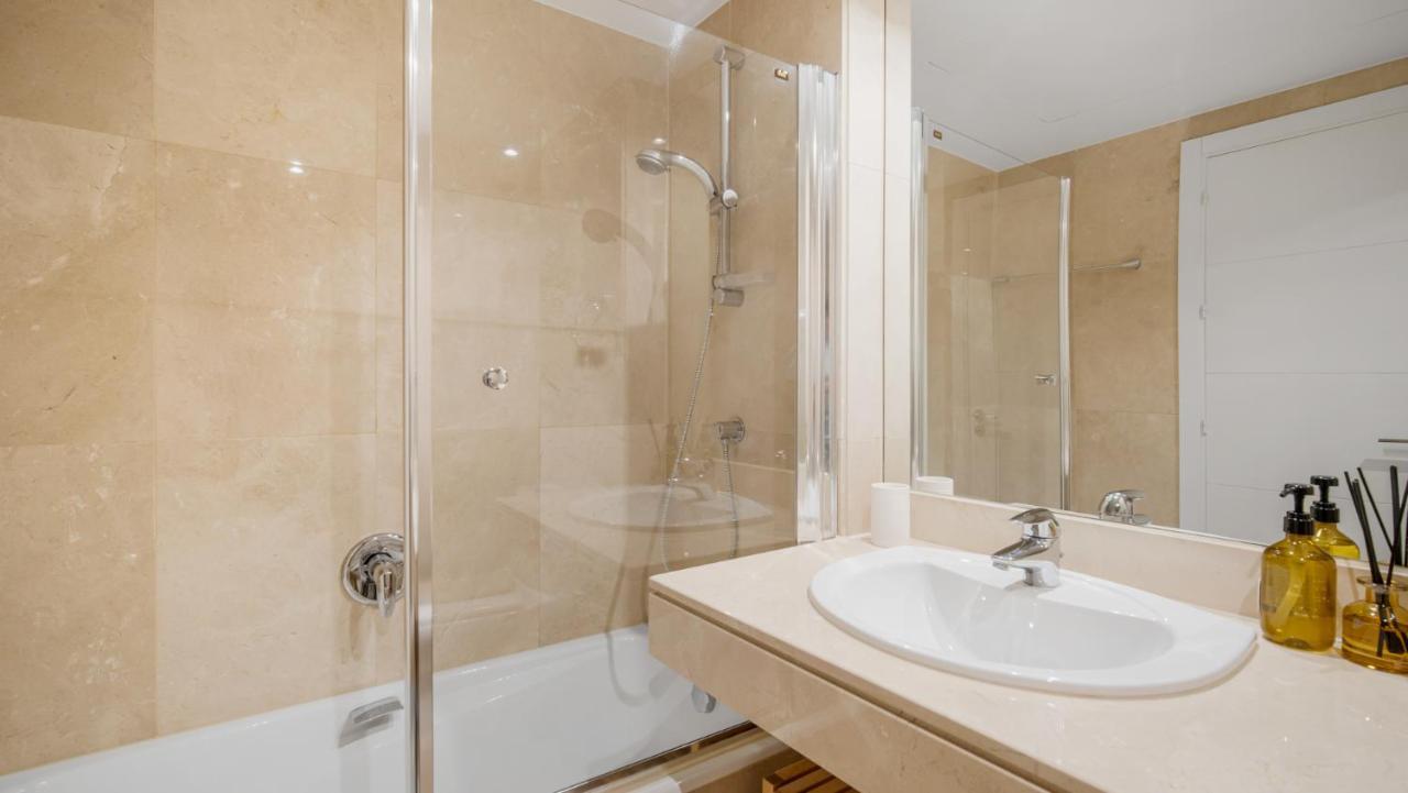 Beach-Line Apartment With 3 Bedrooms In Estepona Luaran gambar