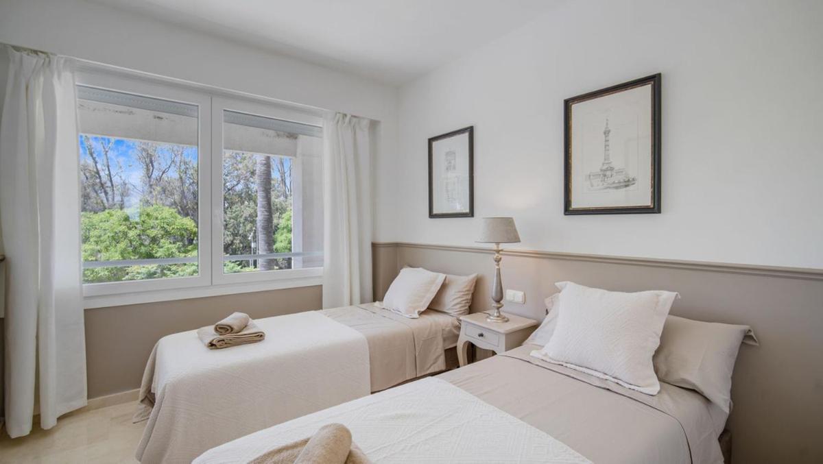 Beach-Line Apartment With 3 Bedrooms In Estepona Luaran gambar